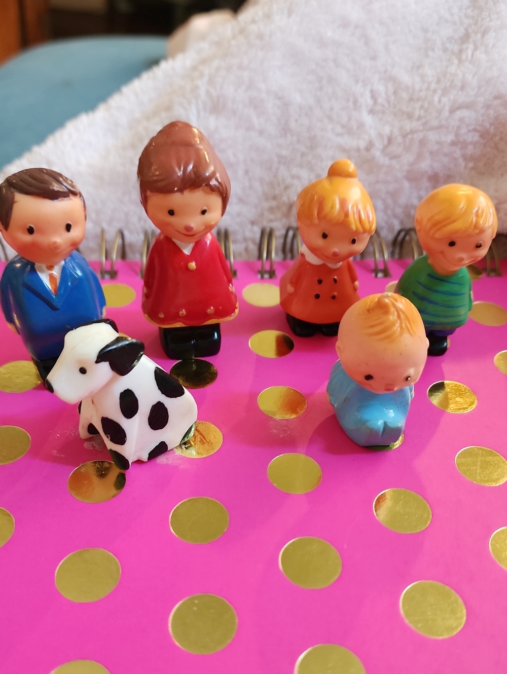 Mini Plastic Family Toy Figurine Set - Colorful Family & Dog. 6 Pieces